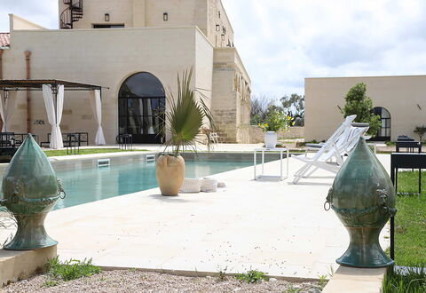 Masseria Loyola: Biens, Piscine, Aménagement Paysager, Hacienda, Béton, Cour, Ombre, Manoir, Villa, Caractéristique De L'Eau