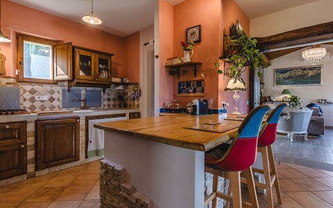 Villa dei Fiori: Meubles, Design Intérieur, Sol, Cuisine, Comptoir, Bois, Sol, Cabinetry, Plafond, Pièce