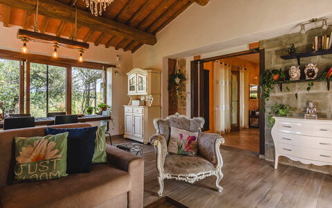 Villa dei Fiori: Meubles, Design Intérieur, Mur, Sol, Bois, Plafond, Sol, Pièce, Canapé, Salon