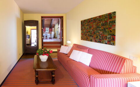 Mariuccia 3: Design Intérieur, Sol, Meubles, Bois, Sol, Canapé, Plafond, Pièce, Salon, Éclairage