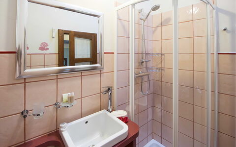 Mariuccia 3: Lavabo, Luminaire Plomberie, Design Intérieur, Salle De Bains, Évier, Sol, Sol, Pièce, Plomberie, Robinet