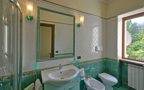 Apartment Bright: Luminaire Plomberie, Design Intérieur, Lavabo, Sol, Salle De Bains, Robinet, Évier, Sol, Plomberie, Tuile