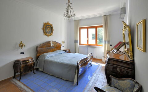 Apartment Bright: Design Intérieur, Chambre, Lit, Meubles, Pièce, Drap De Lit, Sol, Literie, Sol, Plafond