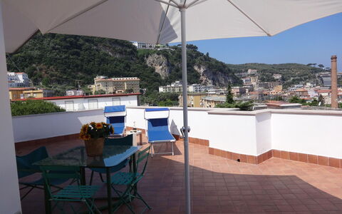 Apartment Snicher: Appartement, Balcon, Chaise, Table Cuisine Et Salle A Manger, Plante D'Appartement, Restaurant, Tableau De Plein Air