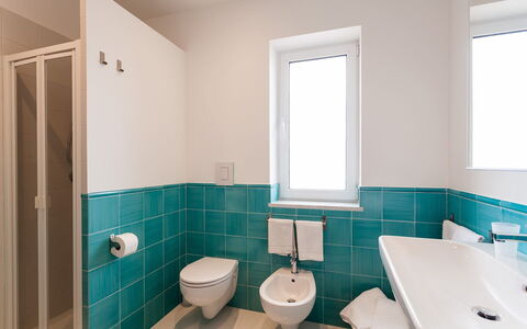 Apartment Snicher: Sol, Design Intérieur, Luminaire Plomberie, Sol, Salle De Bains, Plomberie, Toilette, Lavabo, Robinet, Tuile