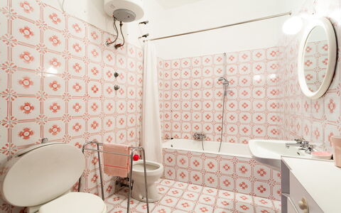 Casa Annalu: Sol, Sol, Design Intérieur, Salle De Bains, Luminaire Plomberie, Tuile, Toilette, Plomberie, Plafond, Siège De Toilette