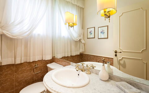 Casa Azul: Design Intérieur, Luminaire Plomberie, Lavabo, Salle De Bains, Meubles, Éclairage, Sol, Sol, Évier, Robinet