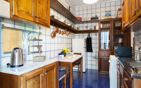 Casa Gina: Cuisine, Cabinetry, Bois, Comptoir, Design Intérieur, Sol, Meubles, Placard, Appareil De Cuisine, Sol