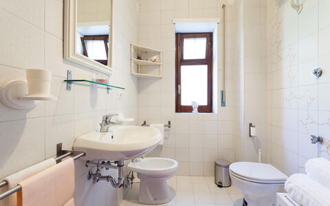 Casa Gina: Sol, Siège De Toilette, Design Intérieur, Sol, Luminaire Plomberie, Lavabo, Toilette, Salle De Bains, Évier, Pièce