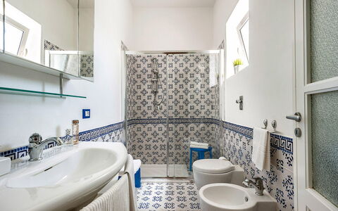 Casa Kita: Sol, Sol, Design Intérieur, Luminaire Plomberie, Salle De Bains, Tuile, Plomberie, Robinet, Évier, Porcelaine