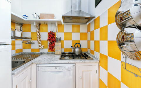 Casa Mauro: Jaune, Cuisine, Design Intérieur, Sol, Sol, Appareil De Cuisine, Principaux Appliance, Tuile, Comptoir, Cuisinière
