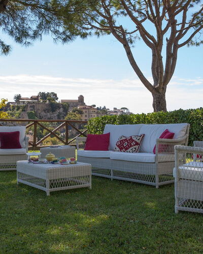 Casa Ravello with Garden: Meubles, Mobilier De Jardin, Chaise, Jardin, Pelouse, Cour, Aménagement Paysager, Ombre, Accoudoir, Patio
