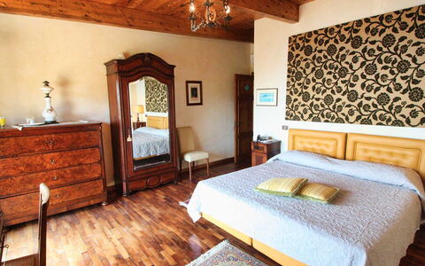 The Sea Farmhouse: Lit, Meubles, Design Intérieur, Chambre, Literie, Drap De Lit, Sol, Sol, Mur, Bois