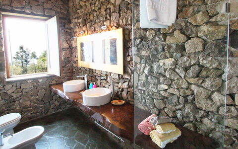 The Sea Farmhouse: Mur, Luminaire Plomberie, Mur De Pierre, Lavabo, Sol, Salle De Bains, Design Intérieur, Évier, Robinet, Plomberie