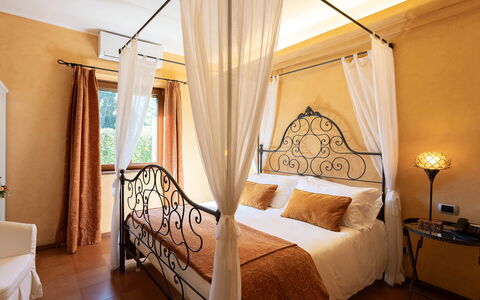 Villa Brin: Meubles, Design Intérieur, Lit, Chambre, Plafond, Sol, Sol, Linge, Pièce, Éclairage