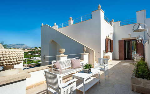 Villa la Pigna: Domicile, Chaise, Balcon, Biens, Pot De Fleur, Plante D'Appartement, Villa, Recours, Hôtel, Manoir