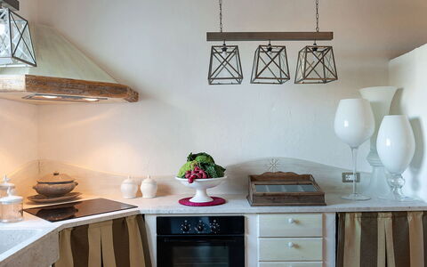 Villa la Pigna: Design Intérieur, Luminaire, Éclairage, Meubles, Plafond, Vaisselle, Cuisine, Domicile, Pièce, Comptoir