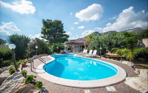 Villa la Randa: Piscine, Bleu, L'Eau, Mobilier De Jardin, Recours, Loisir, Parapluie, Eco Hôtel, Composite, Ombre