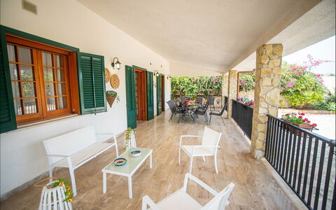 Villa la Randa: Meubles, Sol, Sol, Table, Porte, Mobilier De Jardin, Chaise, Porche, Tableau De Plein Air, Ombre