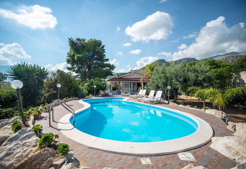 Villa la Randa: Piscine, Bleu, L'Eau, Mobilier De Jardin, Recours, Loisir, Parapluie, Eco Hôtel, Composite, Ombre