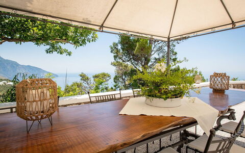 Villa Lamaro: Meubles, Table, Chaise, Table Cuisine Et Salle A Manger, Recours, Cotiers Et Relief Océaniques, Mobilier De Jardin, Tableau De Plein Air, Pot De Fleur, Mer