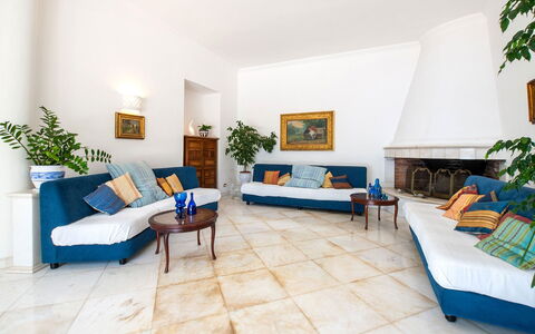 Villa Lamaro: Meubles, Sol, Sol, Design Intérieur, Canapé, Salon, Éclairage, Pièce, Plafond