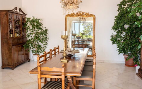 Villa Lamaro: Meubles, Design Intérieur, Bois, Sol, Table, Sol, Éclairage, Pièce, Chaise, Salle À Manger