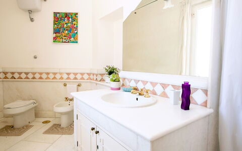 Villa Lamaro: Sol, Design Intérieur, Sol, Luminaire Plomberie, Salle De Bains, Lavabo, Plomberie, Armoire De Toilette, Robinet, Évier