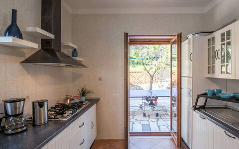 Villa Sea Breeze: Cuisine, Appareil De Cuisine, Comptoir, Design Intérieur, Principaux Appliance, Bois, Sol, Cabinetry, Cuisinière, Meubles