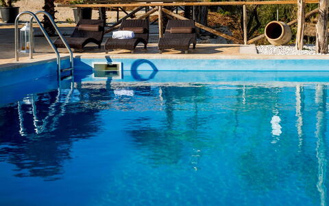 Villa Thalia: Bleu, Piscine, Recours, Composite, Loisir, Mobilier De Jardin, Eco Hôtel, Caractéristique De L'Eau, Ombre, Balancelle