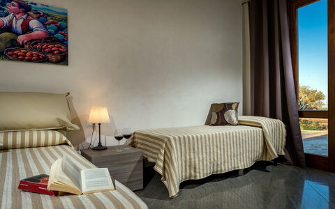 Villa Thalia: Meubles, Design Intérieur, Lit, Chambre, Sol, Sol, Bois, Pièce, Drap De Lit, Literie