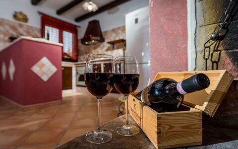 Villa Thyrrenia: Meubles, Bouteille, Drinkware, Du Vin, Bar, Bouteille En Verre, Chaise