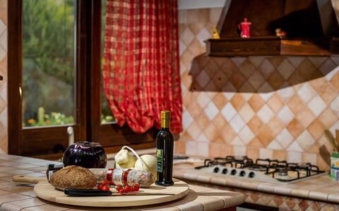 Villa Thyrrenia: Bois, Design Intérieur, Sol, Cuisine, Sol, Pièce, Aliments, Tache De Bois, Appareil De Cuisine, Comptoir