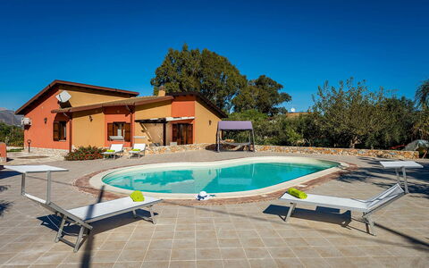 Villa Thyrrenia: Piscine, Mobilier De Jardin, Recours, Composite, Chaise, Biens, Eco Hôtel, Ombre, Parapluie, Hacienda