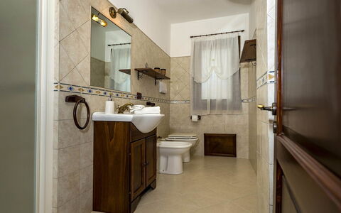 Villa Thyrrenia: Luminaire Plomberie, Lavabo, Évier, Salle De Bains, Design Intérieur, Sol, Siège De Toilette, Sol, Robinet, Toilette