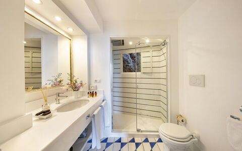 Casa Angels: Salle De Bains, Luminaire Plomberie, Design Intérieur, Sol, Sol, Plomberie, Robinet, Plafond, Évier, Lavabo