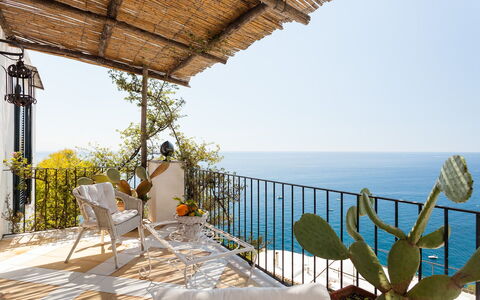 Casa Bellevue: Meubles, Chaise, Balcon, Mer, Mobilier De Jardin, Pot De Fleur, Côte, Plante D'Appartement, Océan, Recours