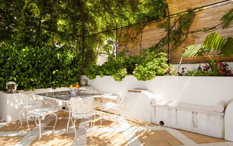 Casa Bellevue: Meubles, Mobilier De Jardin, Chaise, Table, Tableau De Plein Air, Jardin, Ombre, Pot De Fleur, Cour