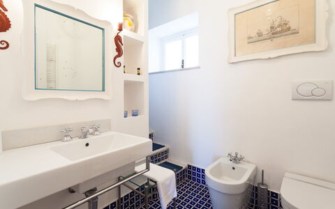 Casa Bellevue: Salle De Bains, Luminaire Plomberie, Sol, Lavabo, Design Intérieur, Sol, Évier, Robinet, Plomberie, Tuile