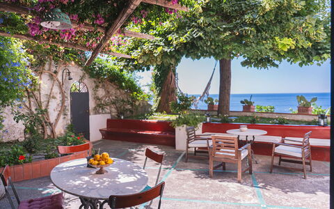 Casa Giardino: Meubles, Table, Mer, Pot De Fleur, Chaise, Mobilier De Jardin, Tableau De Plein Air, Ombre, Côte