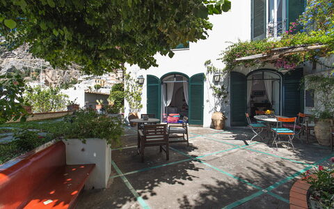 Casa Giardino: Pot De Fleur, Porte, Plante D'Appartement, Mobilier De Jardin, Tableau De Plein Air, Chaise, Balcon, Ombre, Hacienda, Cour