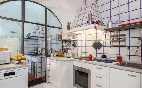 Casa Giardino: Design Intérieur, Cuisine, Plafond, Sol, Comptoir, Tuile, Appareil De Cuisine, Cabinetry, Plante D'Appartement, Conception