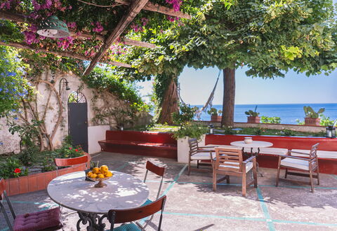 Casa Giardino: Meubles, Table, Mer, Pot De Fleur, Chaise, Mobilier De Jardin, Tableau De Plein Air, Ombre, Côte