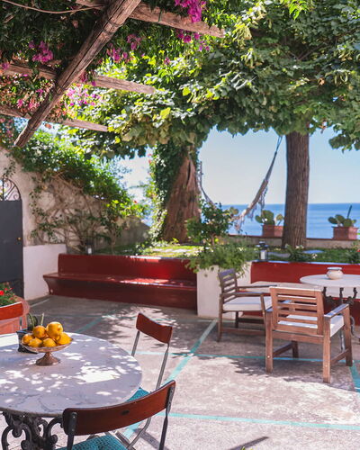 Casa Giardino: Meubles, Table, Mer, Pot De Fleur, Chaise, Mobilier De Jardin, Tableau De Plein Air, Ombre, Côte