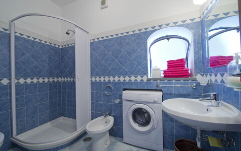 Casa Ivan: Bleu, Sol, Luminaire Plomberie, Design Intérieur, Sol, Salle De Bains, Évier, Robinet, Tuile, Plomberie