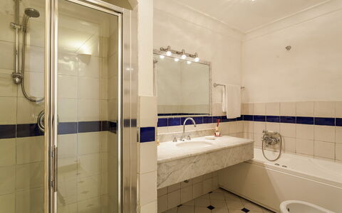 Casa la Sponda: Salle De Bains, Sol, Luminaire Plomberie, Design Intérieur, Sol, Lavabo, Robinet, Plomberie, Tuile, Évier