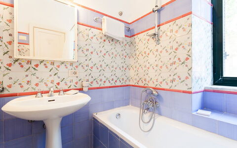 Casa Li Galli: Salle De Bains, Luminaire Plomberie, Sol, Design Intérieur, Sol, Plomberie, Tuile, Lavabo, Robinet, Évier