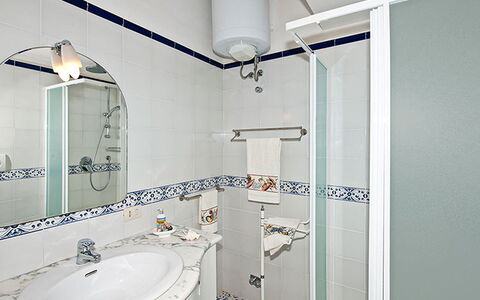 Positano View: Luminaire Plomberie, Design Intérieur, Salle De Bains, Lavabo, Sol, Sol, Évier, Robinet, Plomberie, Tuile