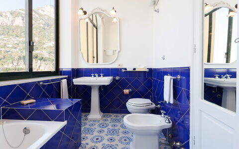 Casa Praiano: Bleu, Design Intérieur, Sol, Luminaire Plomberie, Sol, Salle De Bains, Éclairage, Robinet, Tuile, Évier