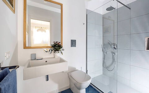 Casa Riccio: Salle De Bains, Design Intérieur, Luminaire Plomberie, Sol, Sol, Robinet, Évier, Lavabo, Miroir, Plomberie